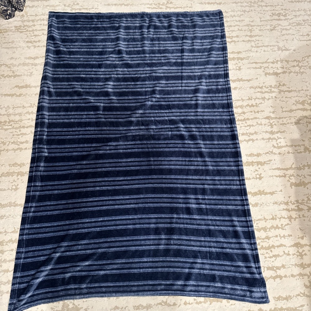 US‎ Polo Assn Luxurious Plush Throw 74" X 48" Oversized Blue Benson Stripe